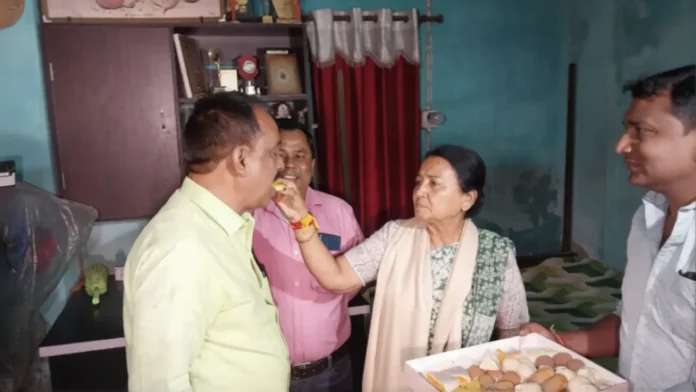 TMC candidate Ranjan Sil Sharma seeks blessings from BJP candidate Sikha Chatterjee during a visit to her residence in Dabgram–Fulbari on Thursday. 19 March 2026.