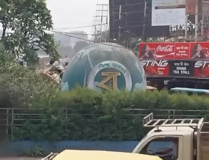 Workers remove the Biswa Bangla logo statue from Siliguri’s Darjeeling More on Monday amid ongoing political discussions over state branding changes. 25 May 2026.