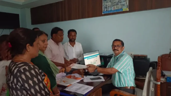 Members of Bangiya Hindu Mahamancha submit a memorandum to the Siliguri RTO, alleging that private buses resembling NBSTC services are misleading women passengers availing the free bus travel scheme. Tuesday, 02 June 2026.
