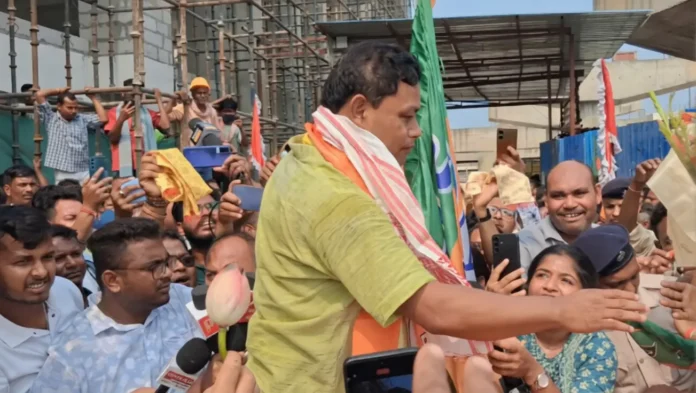 Newly appointed Minister of State Anandamay Barman receives a warm welcome from BJP workers and supporters at New Jalpaiguri Railway Station upon his return to Siliguri on Thursday after taking oath of office. 04 June 2026.
